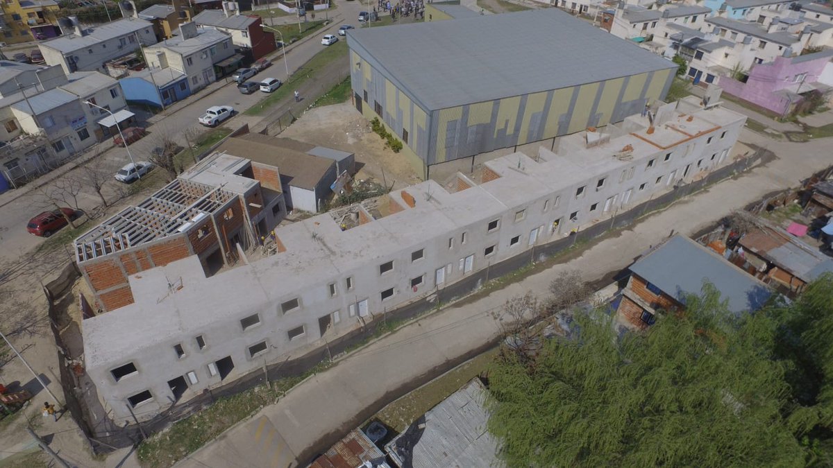 jorgeferraresi's tweet photo. Durante la visita recorrimos viviendas en obra en los predios Tranquila, Caem y Esperanza. En total son 96 casas con una inversión del @MinHabitatAR que supera los $462 millones. Además, se esta construyendo un jardín maternal con el programa #PROMEBA. https://t.co/Lq0BobsguU