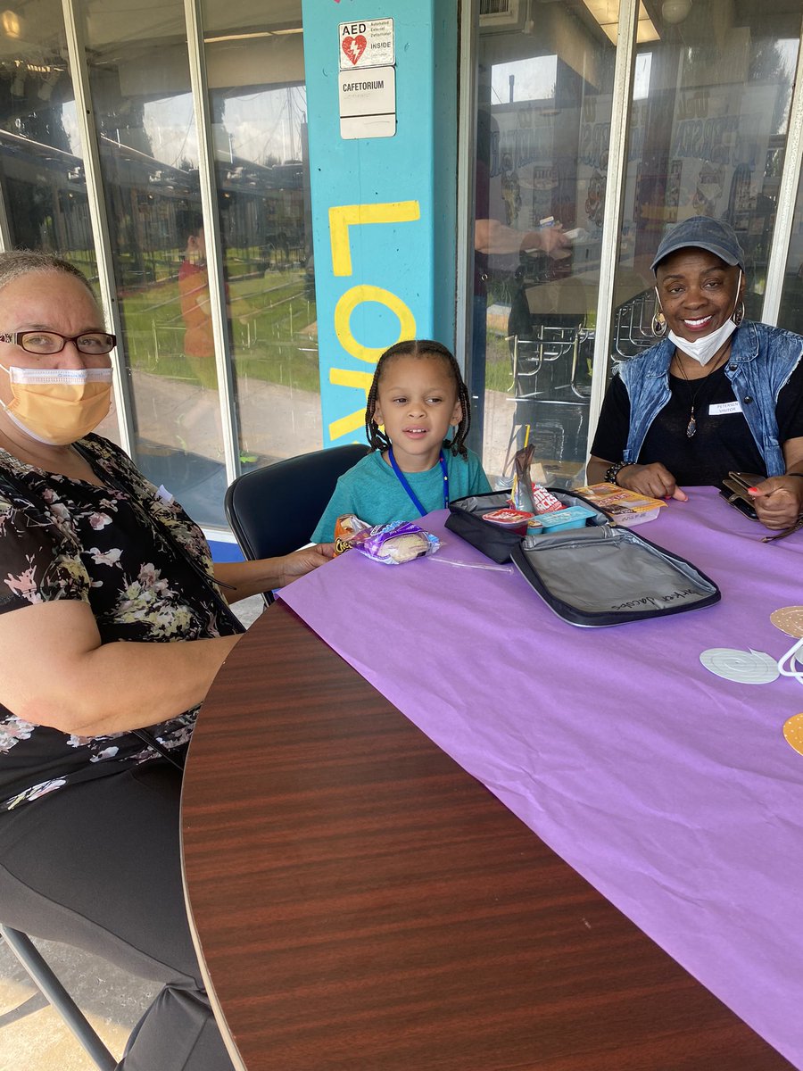 MrsDawnBuie's tweet photo. Check out all of our participants for Grandparent’s Day @PetersenTigers @SSaenzPhillips @ESO1_HISD @TeamHISD https://t.co/TVHiufr1gp