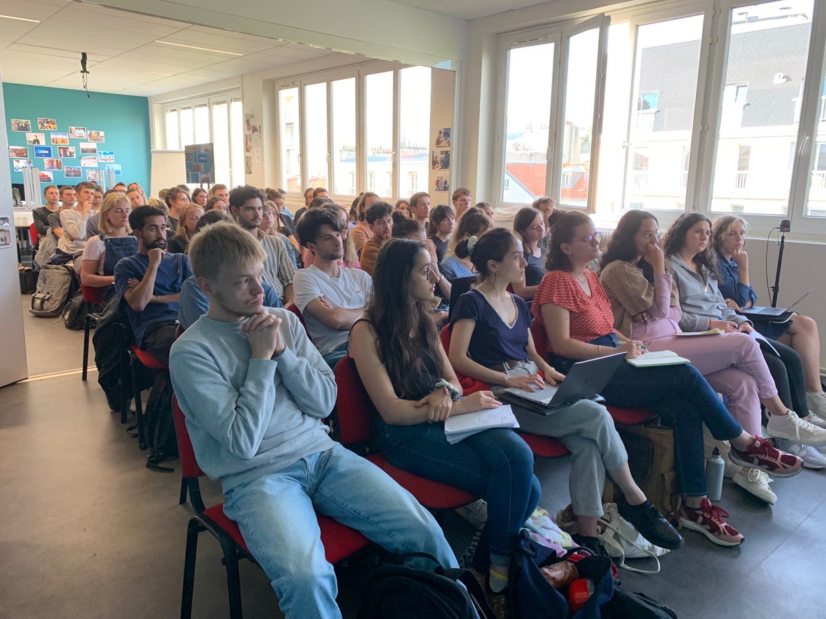 Première #masterclass ce soir pour la nouvelle promotion du CFJ ! A l'honneur, le journalisme collaboratif avec <a href="/sandrinerigaud/">sandrine rigaud</a>, rédactrice en chef de <a href="/FbdnStories/">Forbidden Stories</a>. #investigation #transmission