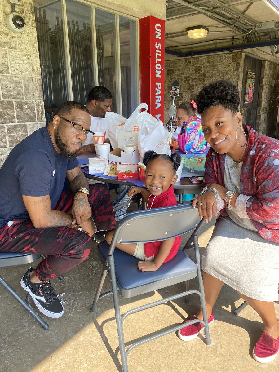 MrsDawnBuie's tweet photo. Check out all of our participants for Grandparent’s Day @PetersenTigers @SSaenzPhillips @ESO1_HISD @TeamHISD https://t.co/TVHiufr1gp