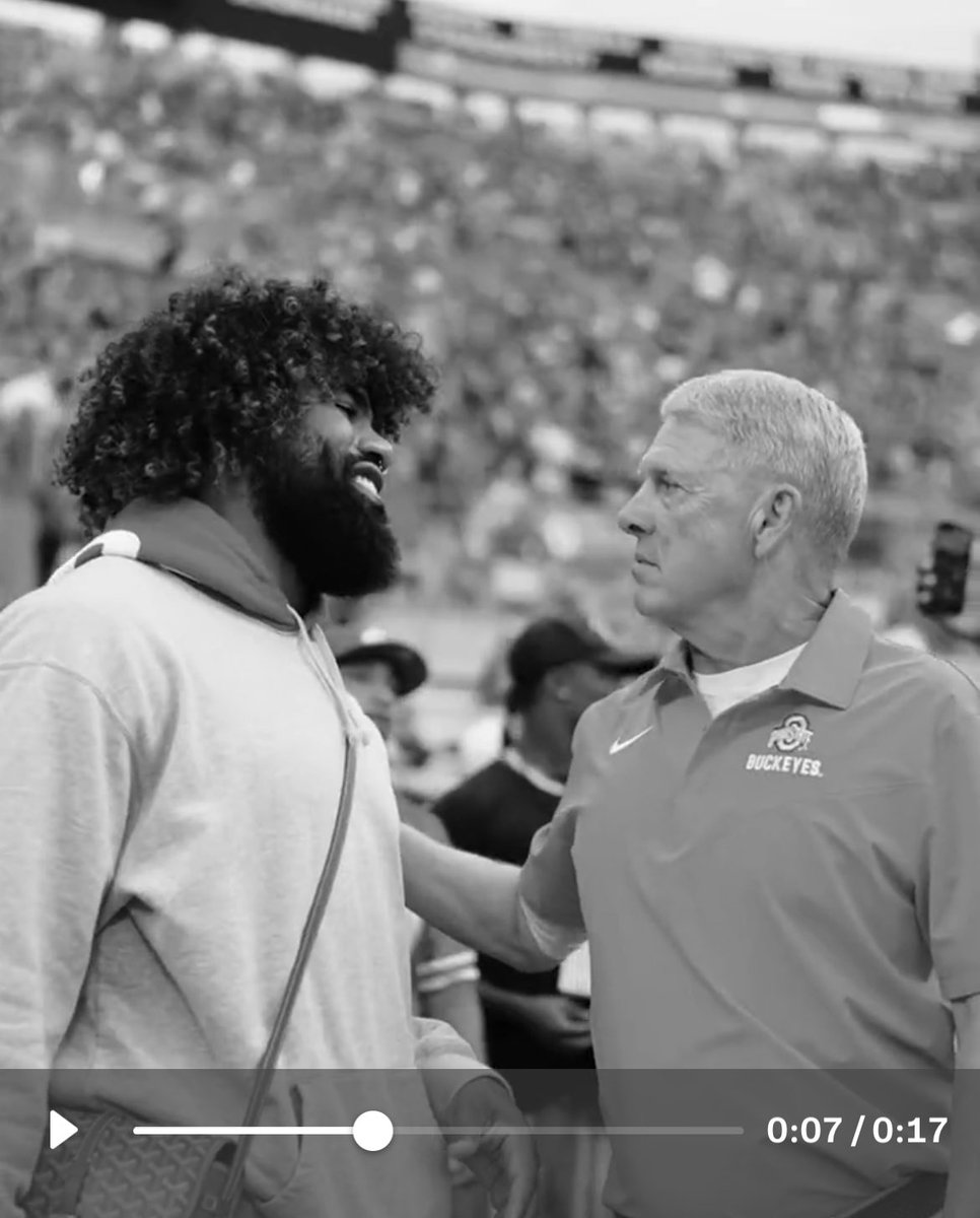 alloccOU's tweet photo. @BR_CFB @EzekielElliott @brgridiron @justnfields @JT_theQB4th @Sam_Hubbard_ @baronbrwnng @BraxtonMiller5 @chrisolave_ @OhioStateFB The 🐐 and Zeke @OHSBravesFB https://t.co/D2yUkSTAOE