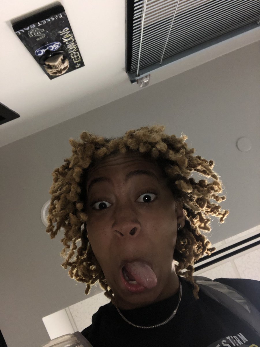 Greatgrothe's tweet photo. Don’t leave your phone unattended around players 😂 @jhollie18 https://t.co/LULQtivz8I