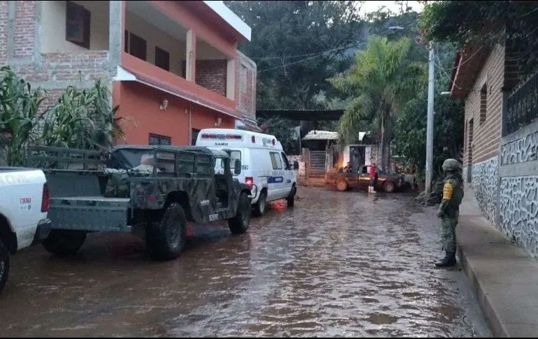 SEDENAnoticias's tweet photo. Se desborda arroyo en #Tepec, comunidad de Amacueca tras fuertes lluvias.
De las siete viviendas con afectaciones, tres hogares presentan daños en menaje, y la más inundada alcanzó 25 centímetros de agua. #PlanDNIIIE https://t.co/2Ifw9PArDw