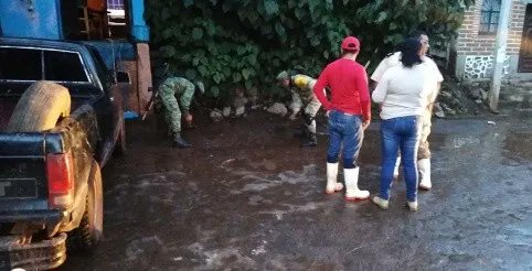 SEDENAnoticias's tweet photo. Se desborda arroyo en #Tepec, comunidad de Amacueca tras fuertes lluvias.
De las siete viviendas con afectaciones, tres hogares presentan daños en menaje, y la más inundada alcanzó 25 centímetros de agua. #PlanDNIIIE https://t.co/2Ifw9PArDw