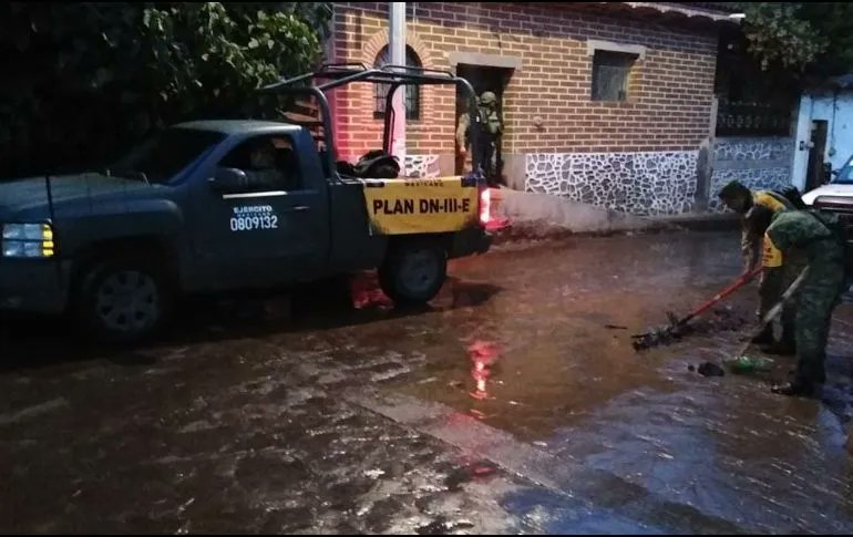 SEDENAnoticias's tweet photo. Se desborda arroyo en #Tepec, comunidad de Amacueca tras fuertes lluvias.
De las siete viviendas con afectaciones, tres hogares presentan daños en menaje, y la más inundada alcanzó 25 centímetros de agua. #PlanDNIIIE https://t.co/2Ifw9PArDw