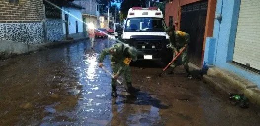 SEDENAnoticias's tweet photo. Se desborda arroyo en #Tepec, comunidad de Amacueca tras fuertes lluvias.
De las siete viviendas con afectaciones, tres hogares presentan daños en menaje, y la más inundada alcanzó 25 centímetros de agua. #PlanDNIIIE https://t.co/2Ifw9PArDw