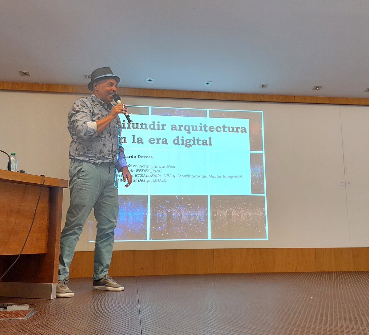 Teresa Couceiro (fundación Alejandro de la Sota) y Ricardo Devesa <a href="/RICARDODEVESA/">RICARDO DEVESA</a> <a href="/actar_publisher/">Actar Publishers</a> en la mesa sobre revistas, editoriales y archivos de arquitectura #ComunicacionArquitectura2022