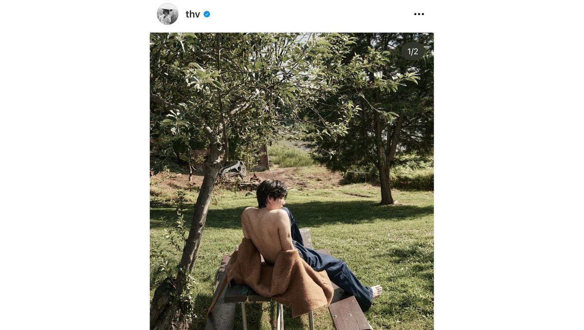 realvorilla's tweet photo. Voriila really pays attention to the fandom topic. When everyone is laughing at totobelly, he uploads a naked back photo, just like the last time uncle fries, he also uploaded😂

#outV 🫃 https://t.co/0wFMzv62ud