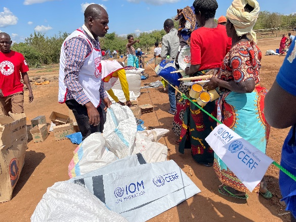 IOMMalawi's tweet photo. "The #humanitarian community must come together to help the most vulnerable &amp; marginalized, including #migrants"

Following #CycloneAna, IOM w/ funding from @UNCERF supported 2⃣2⃣,3⃣2⃣5⃣ IDPs and other vulnerable persons w/ cash, Non-Food Items &amp; shelter assistance in 4 districts https://t.co/k6Bqh0mtm6