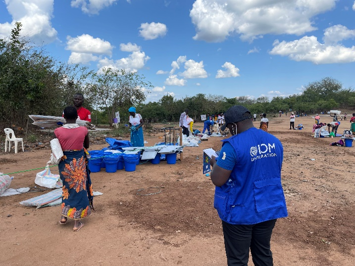 IOMMalawi's tweet photo. "The #humanitarian community must come together to help the most vulnerable &amp; marginalized, including #migrants"

Following #CycloneAna, IOM w/ funding from @UNCERF supported 2⃣2⃣,3⃣2⃣5⃣ IDPs and other vulnerable persons w/ cash, Non-Food Items &amp; shelter assistance in 4 districts https://t.co/k6Bqh0mtm6