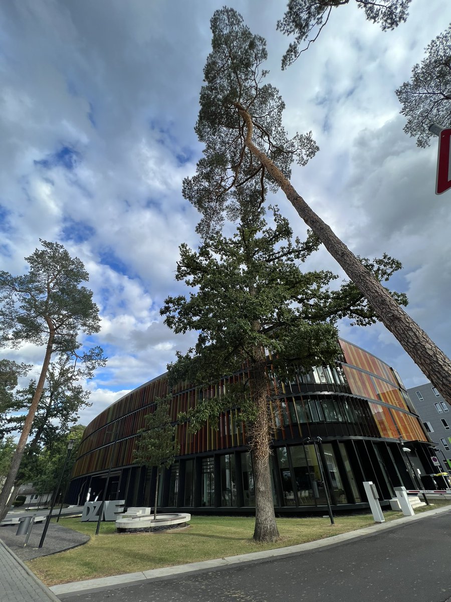 BBaltaretu's tweet photo. Hanging out at the Deutsches Zentrum fรผr Neurodegenerative Erkrankungen this afternoon for the fMRI workshop held at #ESSEM2022! Thanks to the organizers and staff for such an interesting tour of the 3T and 7T scanners! ๐ง ๐ https://t.co/4J9bpB03ez