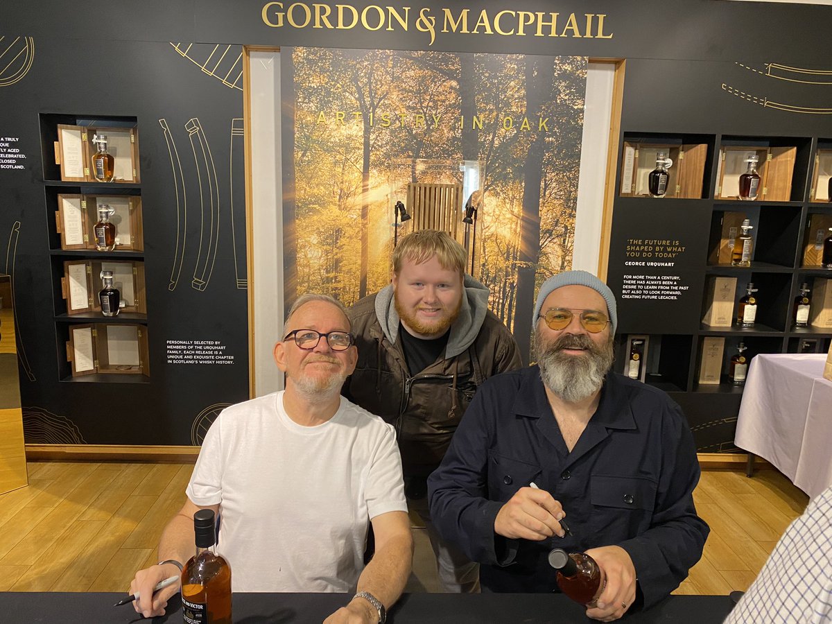 ScottInnes18's tweet photo. Look who it isnae! I met these to legends in Elgin today, the greatest comedy duo out there. What an amazing experience, thanks for coming out lads, yous we’re great @greghemphill96 @FordKiernan1 #StillGame20 #2pintsprick #lookwhoitisnae https://t.co/p5EW9fxJY8