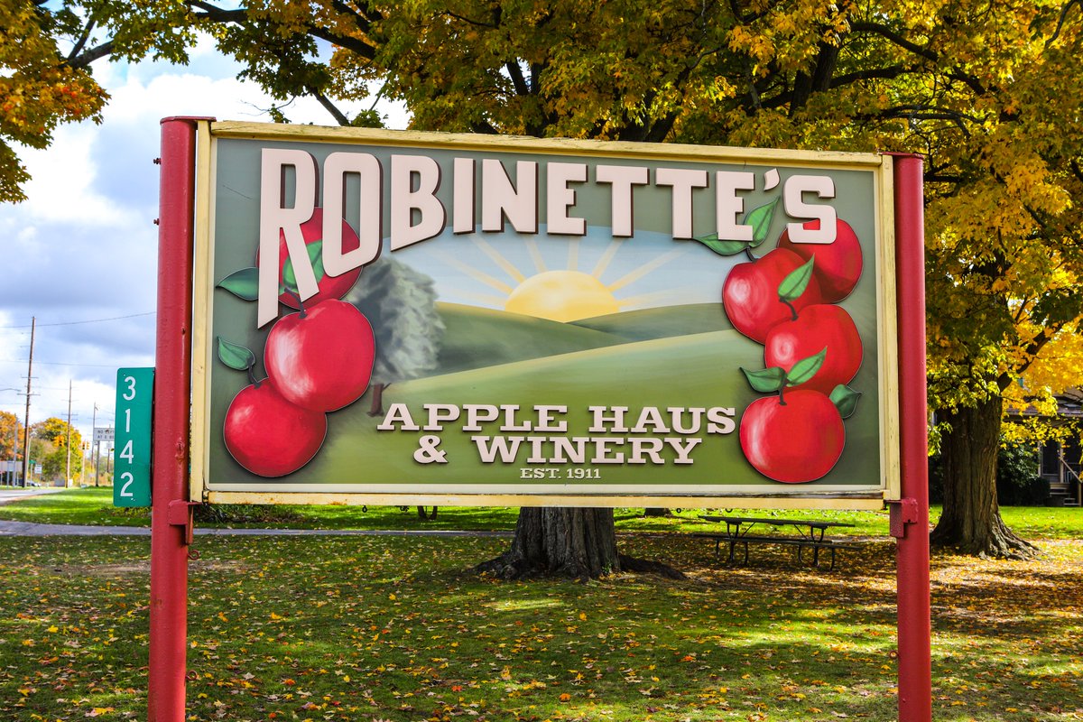 ExperienceGR's tweet photo. @PureMichigan A6. Robinette's Apple Haus & Winery overflows with fall flavors through their wine, baked goods, and apples. Restaurant Week GR #RWGR, happening Nov. 4-12, explodes with culinary masterpieces. #PureMichiganChat https://t.co/pZ2yFWYdwu