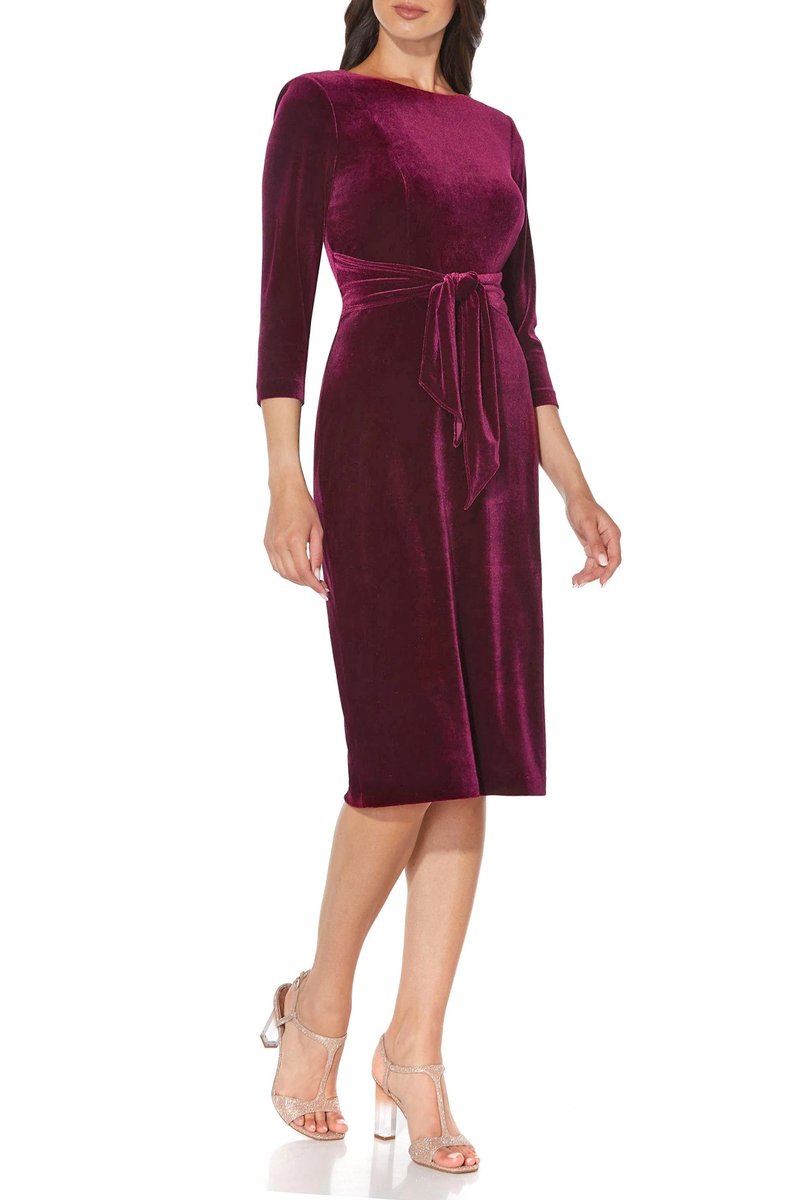 Vestido Adela: 
Confeccionado en terciopelo color Borgoña, diseño entallado con escote redondo y mangas 3/4, cierre invisible detrás y lazada en la cintura.
¿Lo quieres a tu medida? Llámanos al 91 385 37 02
patbraam.com/vestidos-corto…