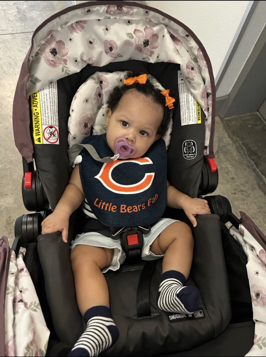 SeanA_06's tweet photo. Hey @ChicagoBears check out my little one!! She’s READY for Sunday!! #DallasBornChicagoBayAreaParents #SupportYourFavoriteTeamDayAtDaycare https://t.co/geoqYshV7g