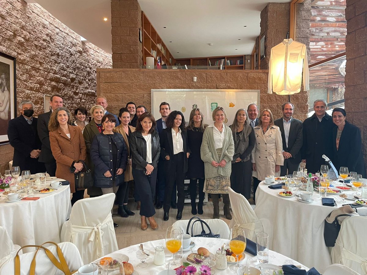 Junto con @prohumana organizamos un desayuno sobre "Realidad geopolítica y geoeconómica en el mundo de hoy; y el impacto para el desarrollo de las Empresas " 🌎Tuvimos una fruticera conversación sobre participación  civil en procesos democráticas  🇨🇱 &amp;🇳🇱  y inversiones verdes🌱