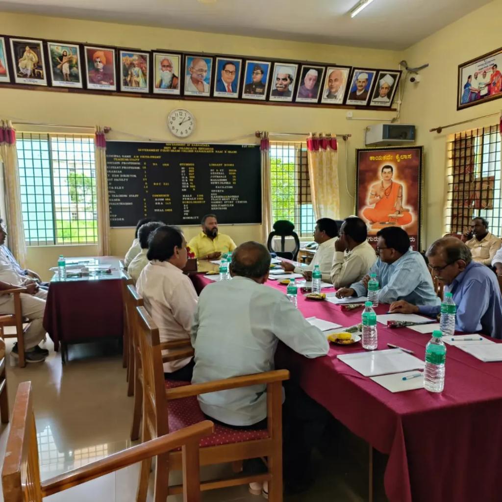 NanjangudMLA's tweet photo. ಇಂದು ಸಕಾ೯ರಿ ಪ್ರಥಮ ದಜೆ೯ ಕಾಲೇಜು, ನಂಜನಗೂಡು ಇಲ್ಲಿ ಕಾಲೇಜು ಅಭಿವೃದ್ಧಿ ಸಮಿತಿಯ ಸಭೆ ನಡೆಸಿದೆನು.
#CollegeDevelopmentCommitee #Nanjangud
#FirstGradeCollege #Education https://t.co/eyf53NqMnt