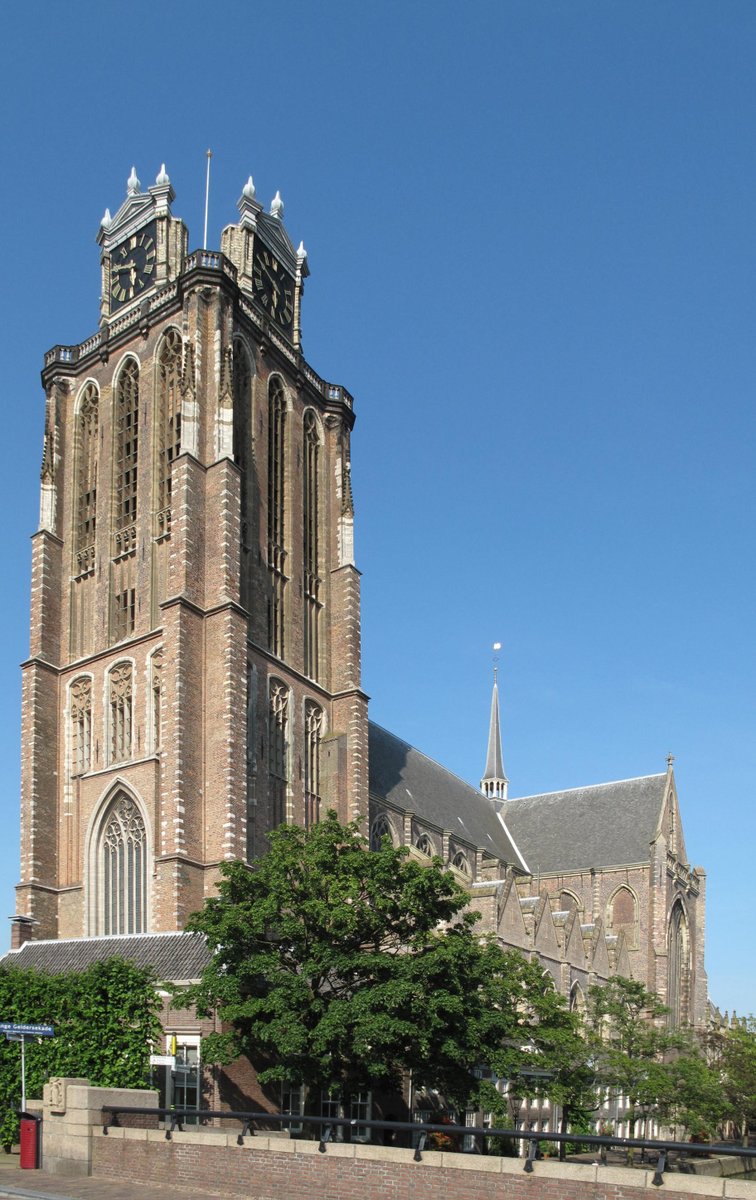 TOEN EN NU | De Grote Kerk ⛪

Ooit droomden Dordtenaren van een Grote Kerkstoren die tot ver in de omtrek een baken zou zijn voor de zoekende mens. Dit is niet gelukt door praktische bezwaren. De kerk is wat minder lang geworden, maar nog steeds een baken voor toeristen!