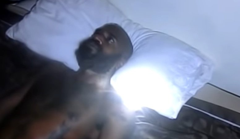 la reina de Inglaterra despertándose de la siesta viendo lo que causo: