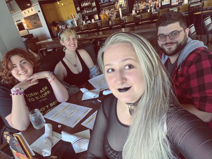 Lunch with the fam post-show 🖤 https://t.co/9QVWs95eQi<a href="/tag/acnh"class="tags"><span>#acnh</span></a>