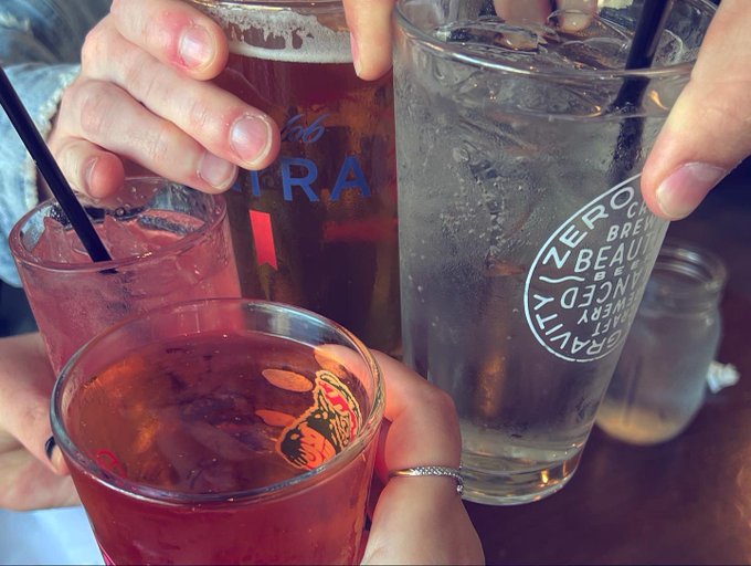 Lunch with the fam post-show 🖤 https://t.co/9QVWs95eQi<a href="/tag/elderemos"class="tags"><span>#elderemos</span></a>