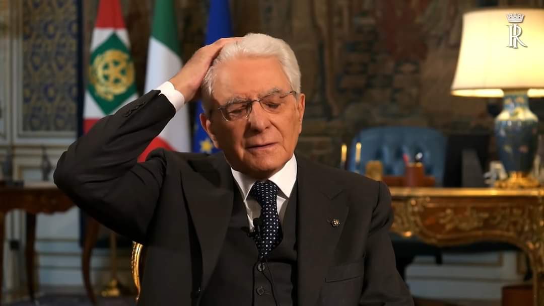 badgalvale's tweet photo. RAGA NON AVEVO PENSATO A MATTARELLA CHE OLTRE ALLA DODICESIMA CRISI DI GOVERNO, IN PIENA CAMPAGNA HORROR ELETTORALE DEVE PURE ANDARE AL FUNERALE DELLA #QueenElizabeth. https://t.co/E389brIRFf