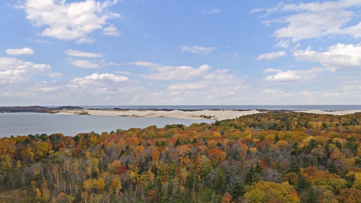 ThinkDunes's tweet photo. @PureMichigan Cruise along the winding, rolling back roads in Oceana County for endless, breathtaking views of our fruit orchards and sprawling farms.   #ThinkDunes #PureMichiganChat https://t.co/MW1DcFTPqd