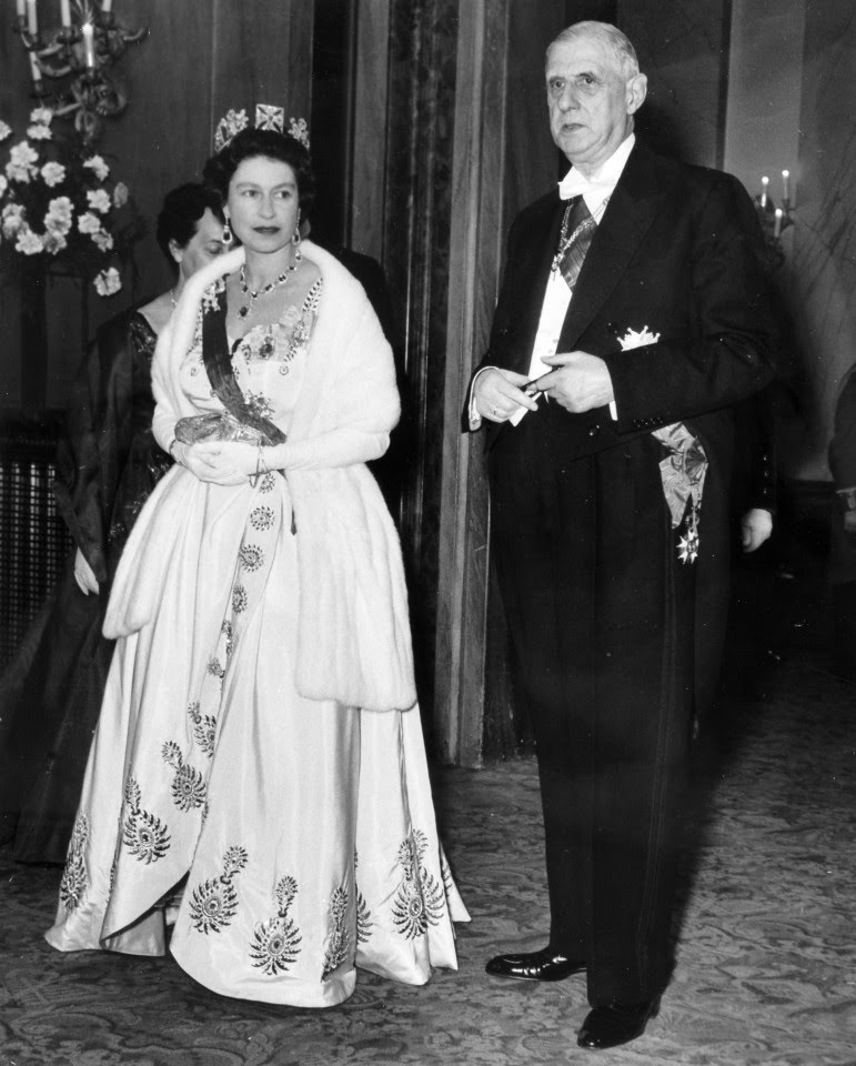 HistoiredeFran7's tweet photo. Le président de la République français Charles De Gaulle et Elizabeth II en 1960 . https://t.co/wPoHXECpLI