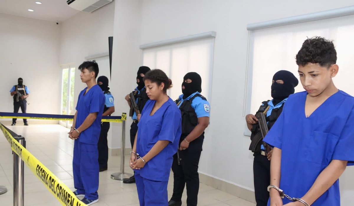 UNOLiveNic's tweet photo. Niñas de Ciudad Belén fueron estranguladas y golpeadas por sus verdugos

Alfredo Antonio Lara Ortiz, de 19 años de edad, Alison Yahosca Salgado Rugama, de 18 y a un adolescente de iniciales A.E.S.R, de 16, son señalados por la Policía como los presuntos autores del crimen. https://t.co/06H5xM6sf4