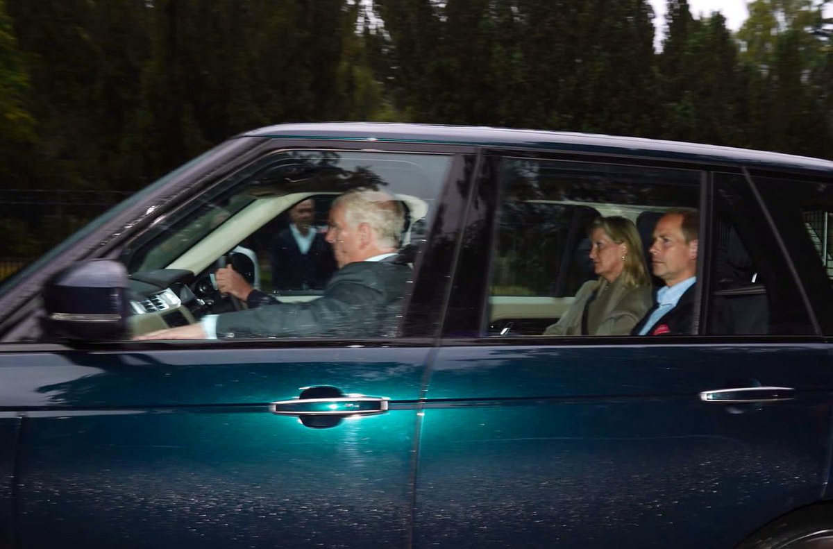 chrisshipitv's tweet photo. At Balmoral, Prince William, Prince Andrew, Prince Edward and Sophie Wessex have arrived in cars at the gates of Balmoral Castle.
All the Queen’s children are now there plus her grandson and two daughter-in-laws. 
#QueenElizabeth #Queen https://t.co/aiP6bEfodi