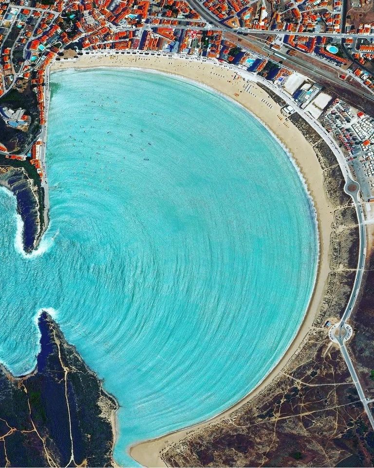 CentroPortugal's tweet image. A Concha do Centro de Portugal! 🤩
A baía de #SãoMartinhodoPorto é dotada de uma beleza única. 😃
Quem conhece este lugar incrível? ☝️
📷 @dailyoverview
#TurismodoCentro #TurismoCentrodePortugal #CentrodePortugal #umdestinoetanto