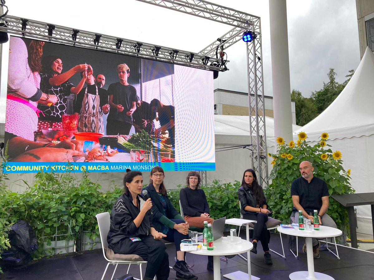 La sessió ha estat moderada per <a href="/paualsina/">Pau Alsina</a> d'<a href="/HacTeBCN/">Hac Te, Hub d'Art, Ciència i Tecnologia de BCN</a> i hi han participat l’arquitecta <a href="/_saraedean/">Sara Dean</a>, la dissenyadora i educadora Beth Ferguson, l’artista i directora del laboratori de cuina del MACBA Marina Monsonís i l’artista i creadora d’art electrònic Mónica Rikić.