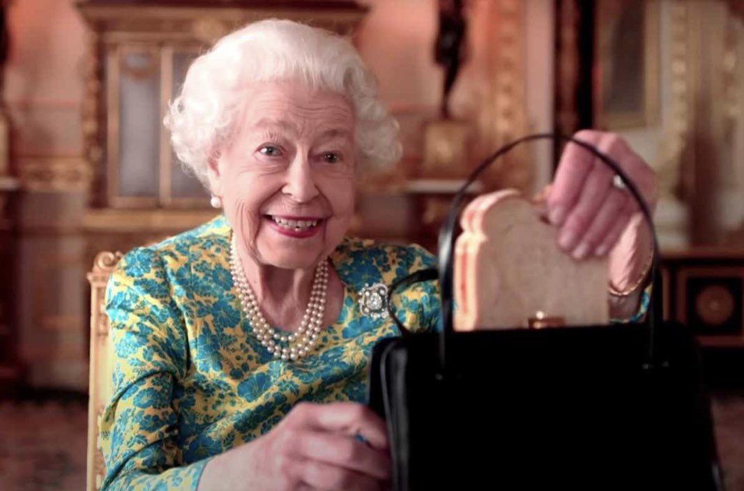 HannahVCW's tweet photo. I think we should share our favourite picture of the Queen, here is mine ❤️🥪 #QueenElizabeth #QUEEN https://t.co/QelpVL5ZjC