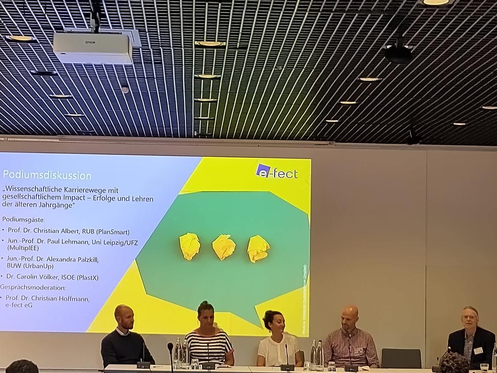 Lessons learnt der #SÖF Nachwuchsforschungsgruppen mit <a href="/AlexandraPalzk1/">Alexandra Palzkill</a> #urbanup <a href="/pleh_mann/">Paul Lehmann</a> <a href="/DrChrAlbert/">Christian Albert</a> Carolin Vogel <a href="/isoewikom/">ISOE</a>: Co-Leitung ist empfehlenswert, regelmäßiges gemeinsames reflektieren, disziplinäre Einbindung uvm.  #soefNWG2022