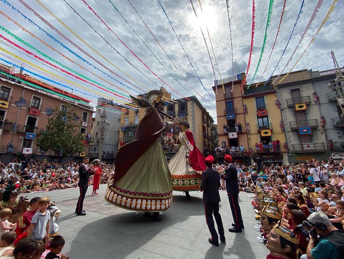 FarndulaOlotina's tweet photo. Aquest matí la Faràndula del la Ciutat ha fet els primers balls a la Plaça Major en la diada de la patrona d'Olot, La Mare de Déu del Tura.
Aquí us deixem alguns instats dels balls i de la Cercavila d'aquest migdia!
#FaràndulaOlotina #Gegant #Gegantessa #Cabeçuts #Cavallets https://t.co/XQPnK061B8