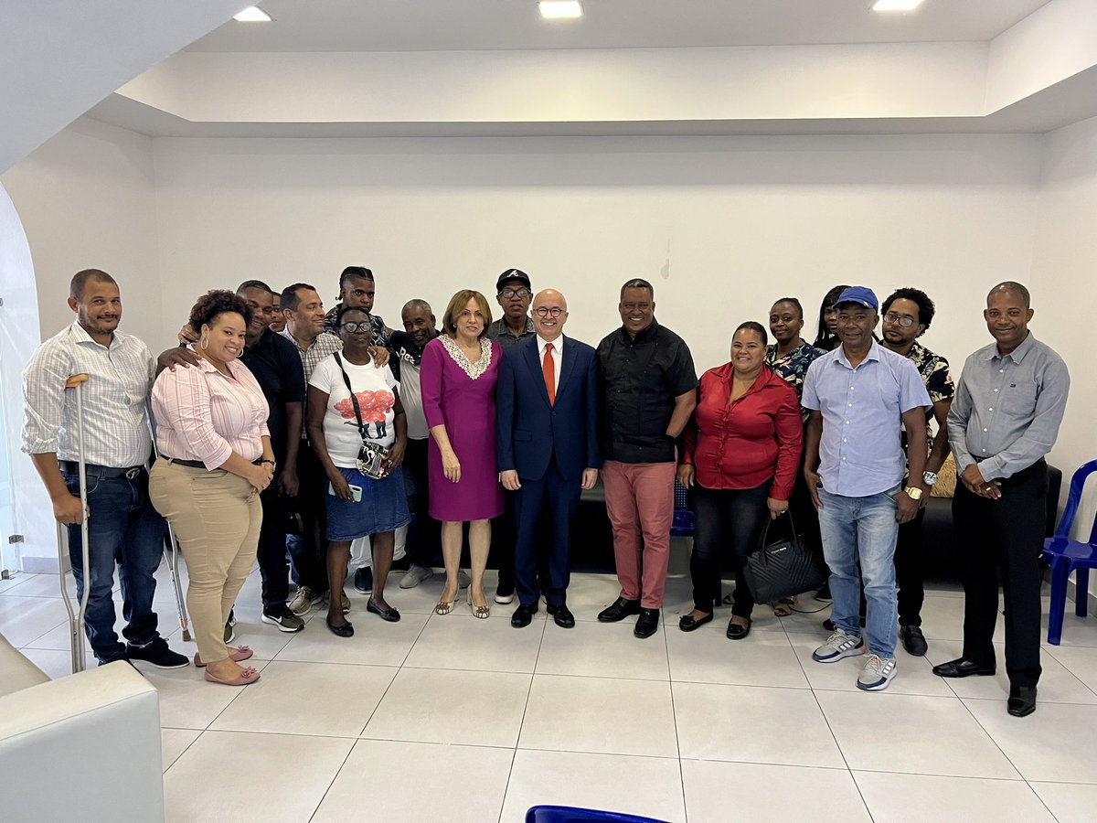 EnlaceDigitalDo's tweet photo. Regidor Leonardo Díaz reafirma su compromiso con Francisco @DominguezBrito, con él se suman varios presidentes de comités de bases de Madre Vieja Norte, San Cristóbal.

Trabajando ¡Sin distracciones!

¡El 16 de octubre VOTA 3!
#Vota3 #FranciscoPresidente https://t.co/CZA4pec887