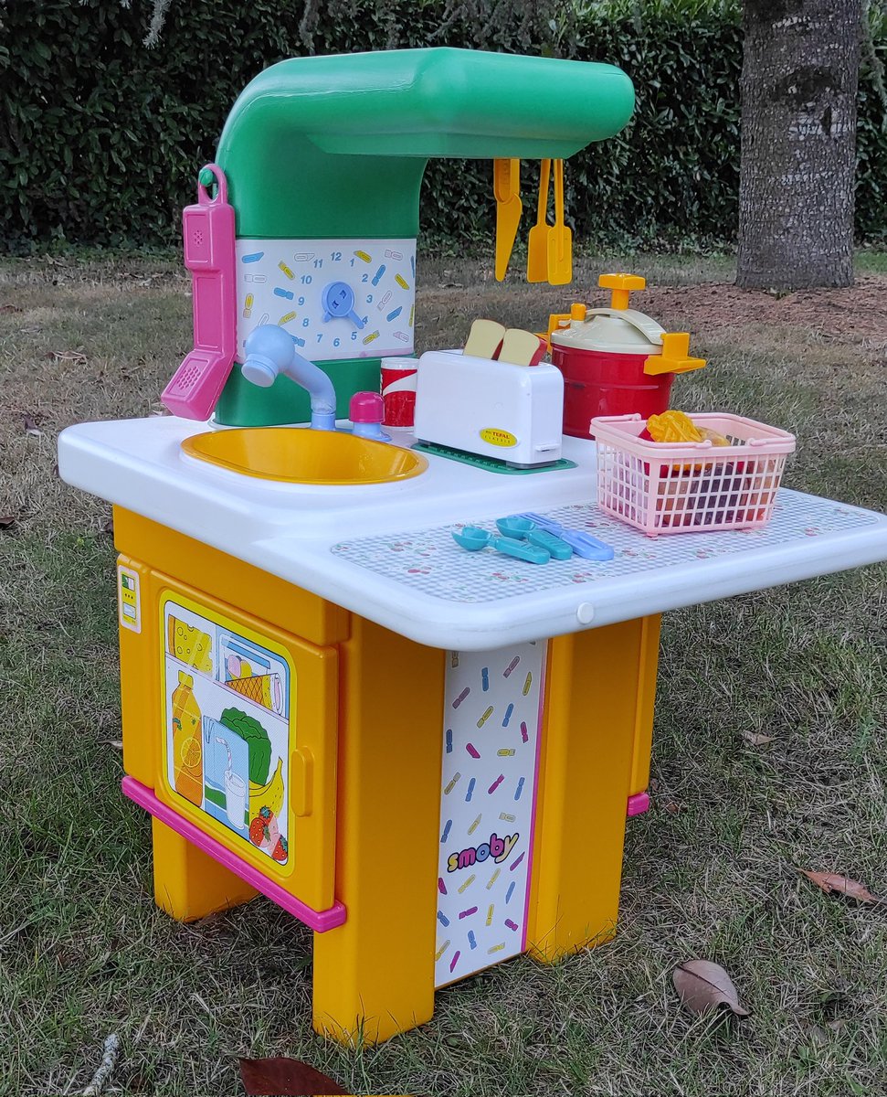 TheNoseInBooks's tweet photo. 📢 Hey Twitter je vends ma cuisine/dînette d'enfance avec quelques accessoires (détails sous le tweet 👇🏻) pour 15€. Elle a pas mal servi mais reste en bon état.
⚠️ Remise en main propre uniquement, sur Pouzauges (85) ou Cerizay (79)
RT apprécié 🙏🏻 https://t.co/mWWY68I3v9