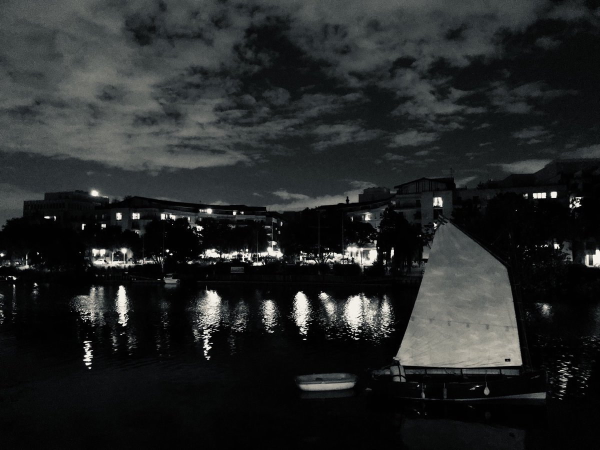 Extérieur nuit en bord de Seine, animée par le festival Lumières