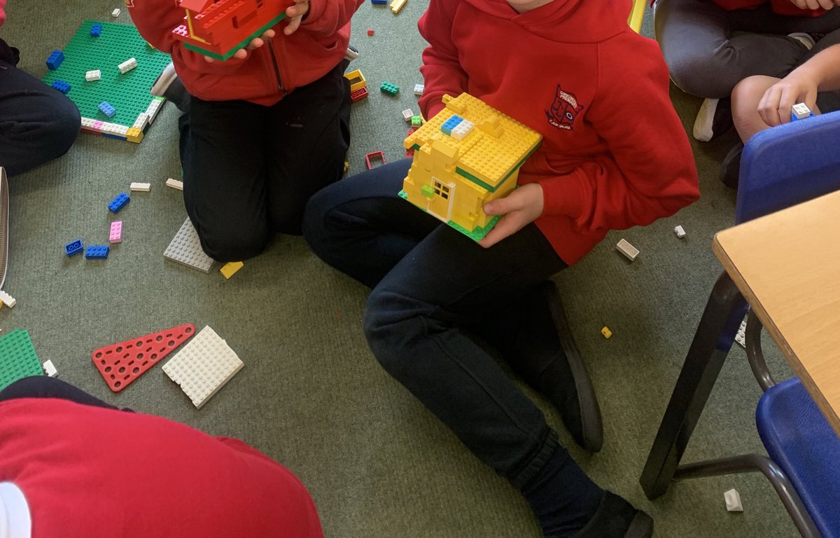 CaitlinRostock's tweet photo. This week’s in writing we read the 3 little pigs and story mapped it together. Today’s job was for the children to retell their story through their play. I can’t wait to see what stories we have in writing tomorrow #highlandliteracy #writing #playistheway https://t.co/HnrIAvzBwP