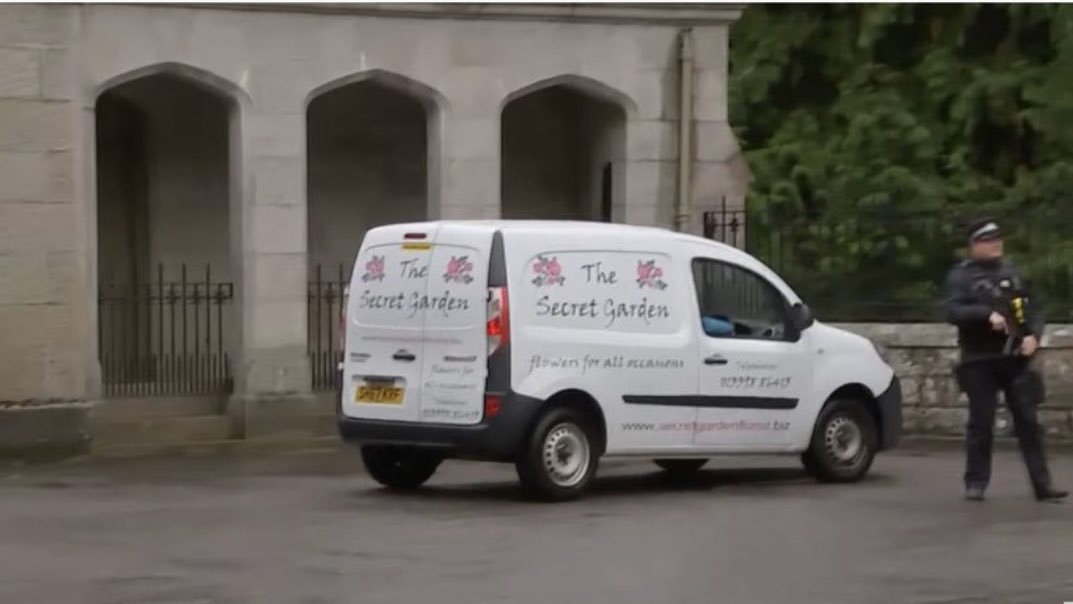 ClaudiaeLauraB's tweet photo. Questo protocollo segreto alla fin fine tanto segreto non è. 
Tra gli spoiler della BBC e il camioncino con i fiori … Qualcosa è andato storto. #QueenElizabeth #RoyalFamily #GodSaveTheQueen #londonbridgedown #londonbridgeisfallingdown https://t.co/toEiFSy7GM