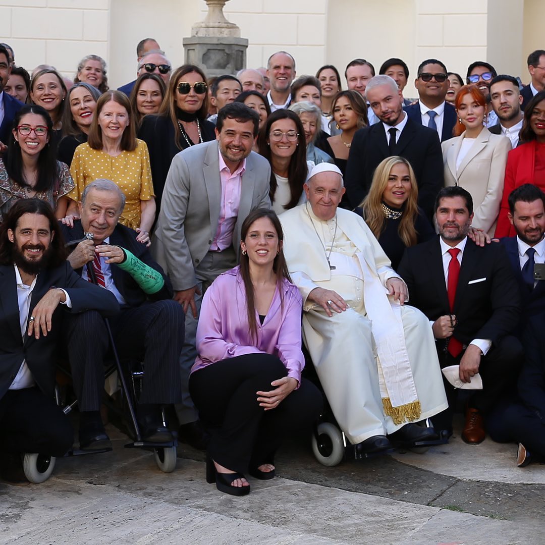 PatriciaHeaton's tweet photo. I was honored to meet artists from all walks of life and receive words of encouragement from @Pontifex to represent hope and beauty in our work. #WeArtTheMessage #PopeFrancis #Vatican @followvitae #VitaeSummit #Vitae #Art #Entertainment #Culture https://t.co/smZxMeeecJ https://t.co/c1DFSXVBFb