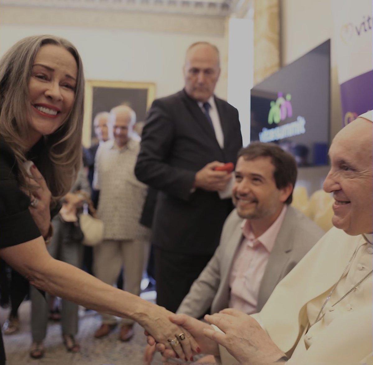 PatriciaHeaton's tweet photo. I was honored to meet artists from all walks of life and receive words of encouragement from @Pontifex to represent hope and beauty in our work. #WeArtTheMessage #PopeFrancis #Vatican @followvitae #VitaeSummit #Vitae #Art #Entertainment #Culture https://t.co/smZxMeeecJ https://t.co/c1DFSXVBFb