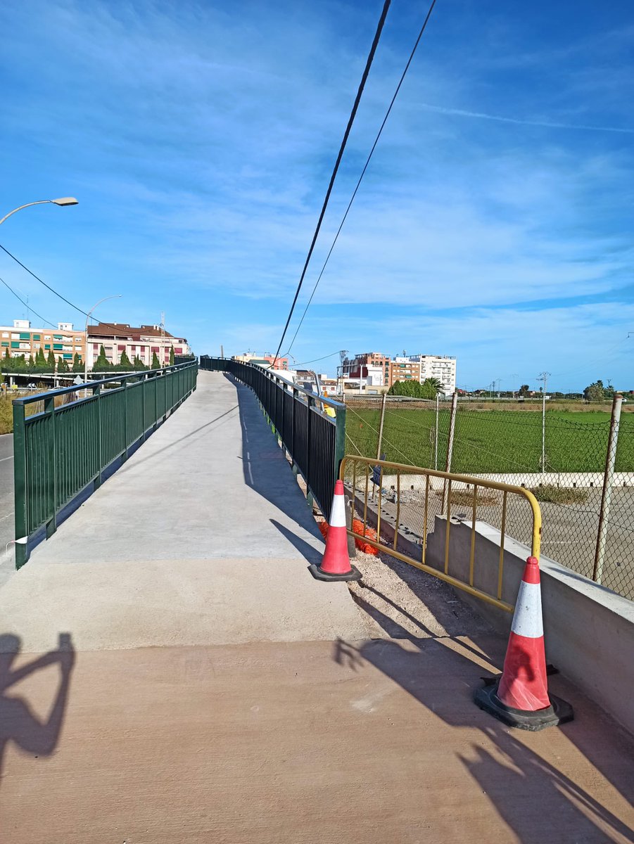 Es reobre la pasarel•la entre #Pinedo i Castellar-Oliveral del camí del Tremolar. Just per a l’inici del curs escolar. Tant pas peatonal com per a les bicicletes en este tram de la nova Via Verda. Gràcies @GVAterritori per atendre-nos i finalitzar les obres a temps #València