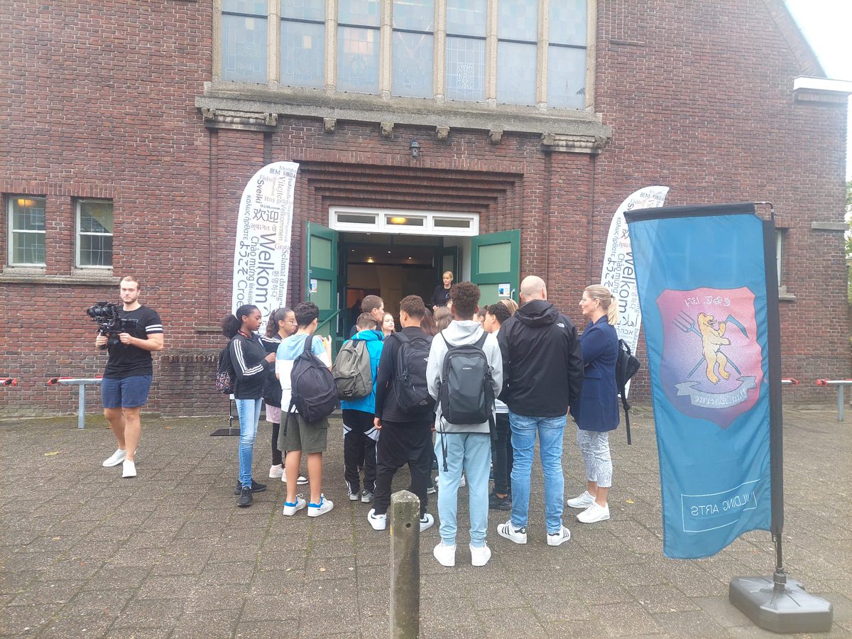 margostolk's tweet photo. Ik mocht vanochtend meekijken met wat scholieren die deelnamen aan het project #buildingarts. Zij konden op een vernieuwende manier kennis opdoen over de geschiedenis van @BARENDRECHTzh. Zij werden op school opgehaald door een Amerikaanse schoolbus, dat vonden zij heel speciaal! https://t.co/bsYflsvMR5