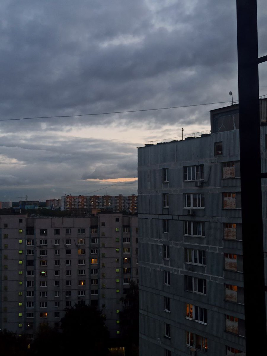 INTROkonVERT's tweet photo. Фоточка сегодняшнего неба от одногруппника 🫶🏻 https://t.co/m7BrZtGlzj