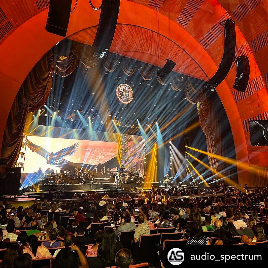 TheRobeWay's tweet photo. At the Radio City Music Hall in NYC, the team at Audio Spectrum supplied the #lightingdesign for The CHITÃOZINHO & XORORÓ 50th Anniversary Special with a rig using @Robelighting #MegaPointe, #Pointe & #Spiider.
#therobeway #robelighting #audiospectrum #concertlighting https://t.co/UAAaFcRLGs