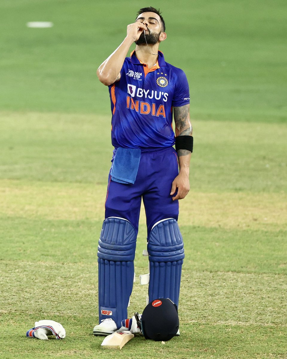 manoj_oo5's tweet image. Yes..! It's happened🥺🔥 
My first tweet is for my king👑
More than 100 💯 this 71 St 💯 is some what special..!Always 👑 this is your's @imVkohli 🙇‍♂️💥
#KingKohli #backtoform #ViratKohli𓃵 
#71stcentury #century
