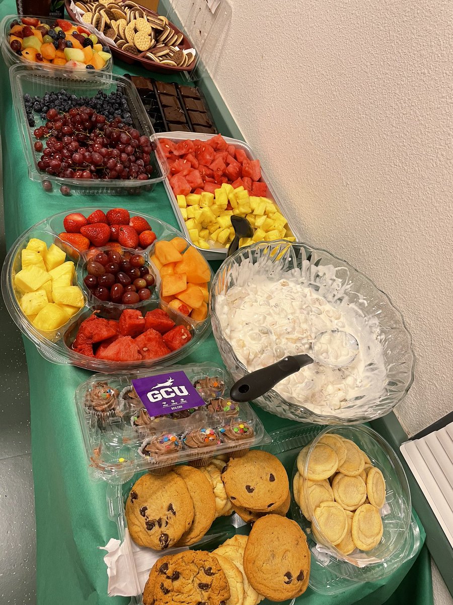 Mrs_Monica_KECS's tweet photo. Tailgate party lunch!!! #Footballfunday @KinkeadeECS @MrsFloyd0419 @Titans #prek3rocks #titansfan #Titans https://t.co/vFHFBwjwJc