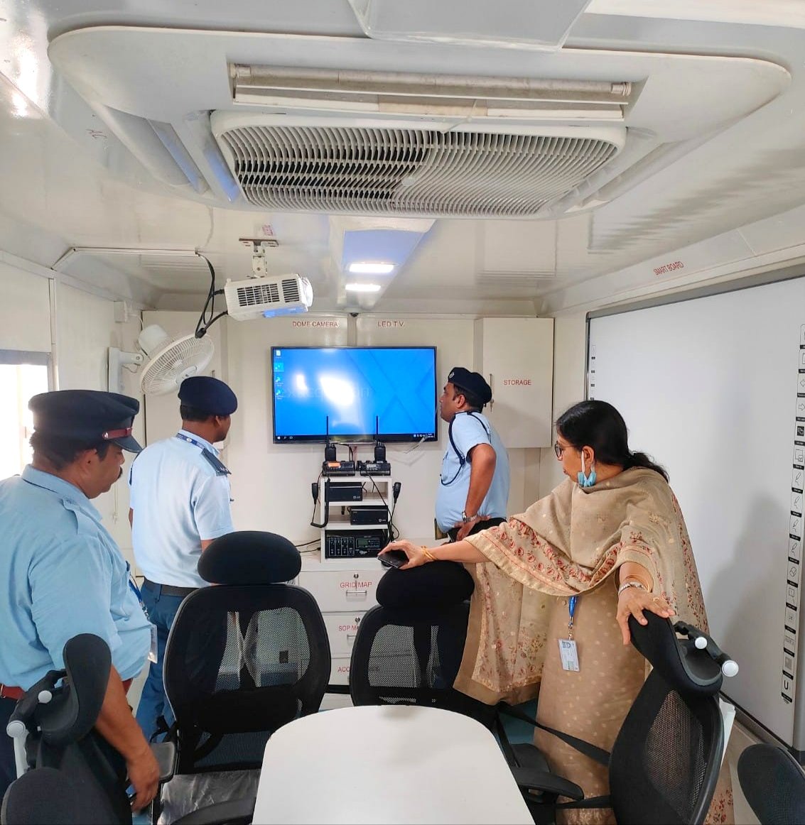 aaiRanchiApt's tweet photo. #AAI's Executive Director (Tech.) visited #Ranchi Airport.
She assessed the operational conditions of safety vehicle & rescue equipments.
#सुरक्षासहितसेवा
#servicewithsafety
#ajadikaamritmahotsav
@aai_official
@aairhqer https://t.co/lXDke1zITa