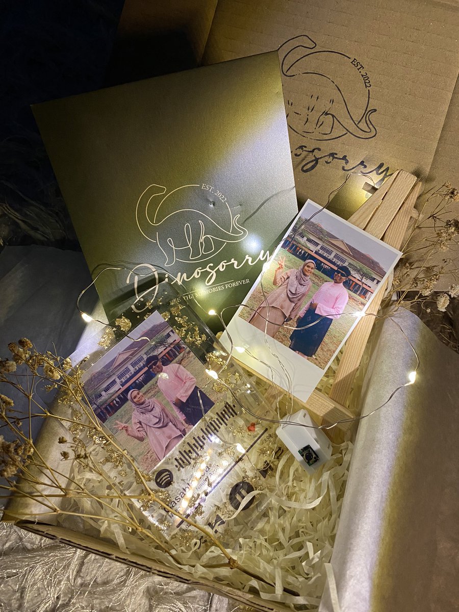 Dinosorry_co's tweet photo. Birthday kawan dah nk dekat? Tak tahu nak bagi ape? Hi i ade jual spotify plaque and giftbox murah2 je.. Mula dari 18 ringgit je tau! 

Click link below to order!✨🌿

📌https://t.co/fKEAXbTD78 https://t.co/vOEeqF5V9V